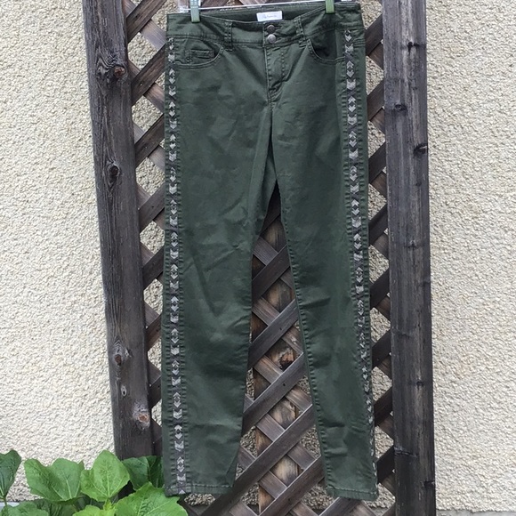Reitmans Pants - Reitmans green pants w/ decorative stripe on side